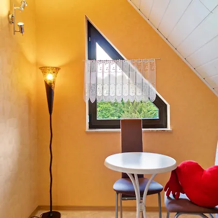 Apartment Charming Attic Retreat, Cleaning Included *